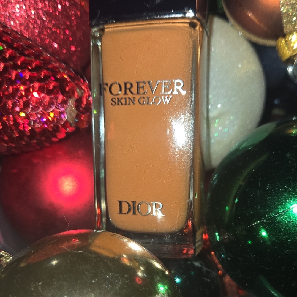 Dior Forever Skin Glow Foundation in Warm Brown